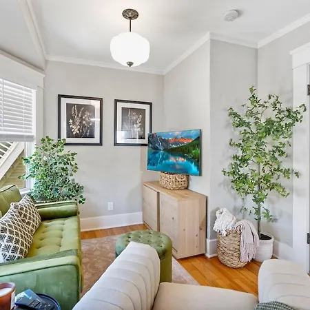 The Downtown Carriage Flat Apartment
